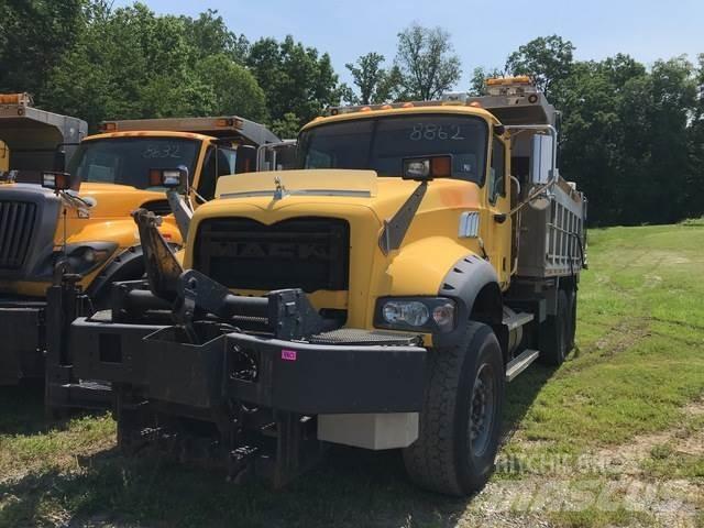 Mack 700 Снежные отвалы и плуги