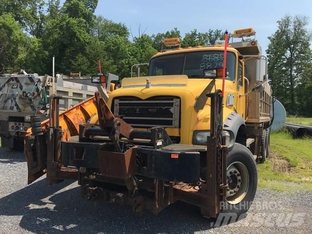 Mack 700 Снежные отвалы и плуги