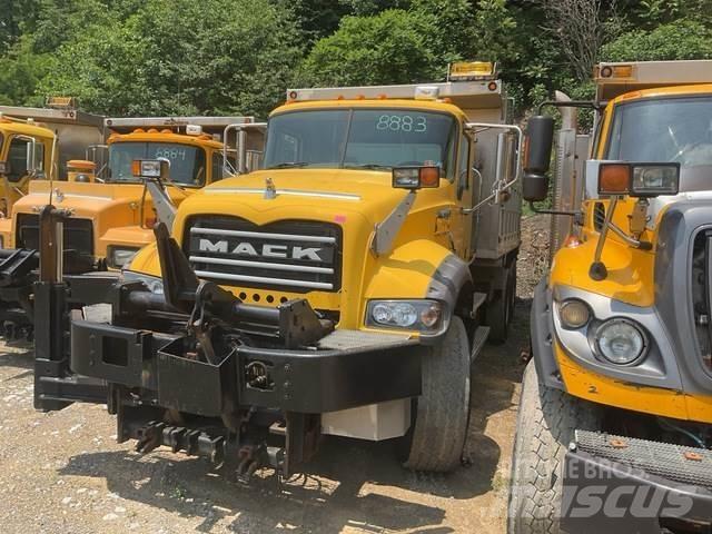Mack 700 Снежные отвалы и плуги