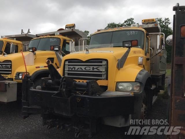 Mack 700 Снежные отвалы и плуги