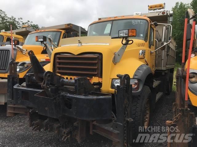 Mack 700 Снежные отвалы и плуги