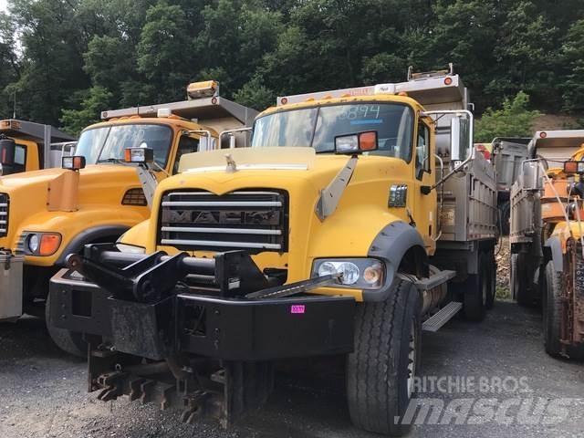 Mack 700 Снежные отвалы и плуги
