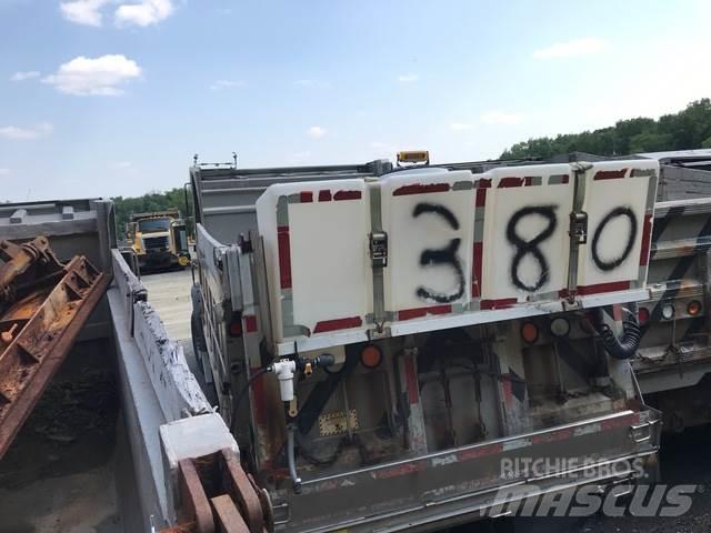 Mack 700 Снежные отвалы и плуги