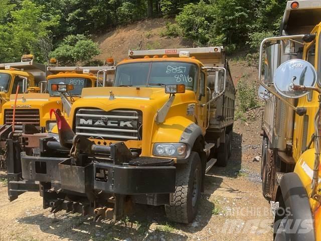 Mack 700 Снежные отвалы и плуги
