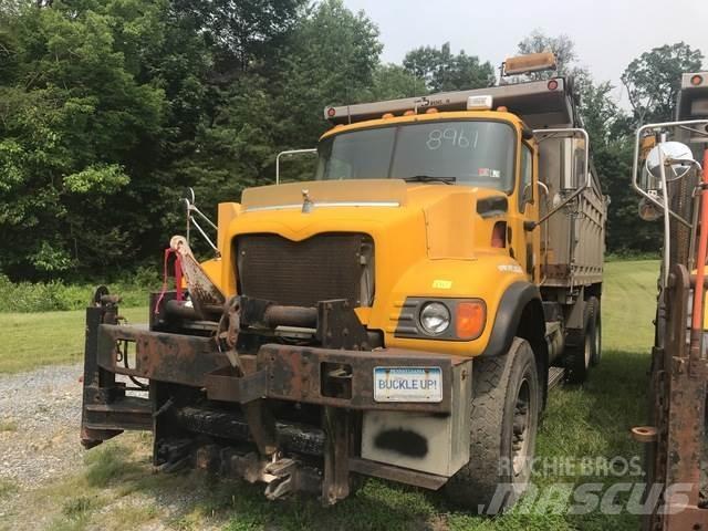 Mack 700 Снежные отвалы и плуги