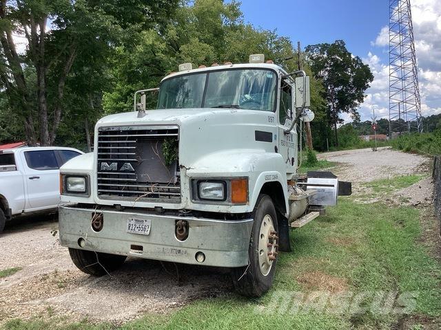 Mack CHN613 Кабины