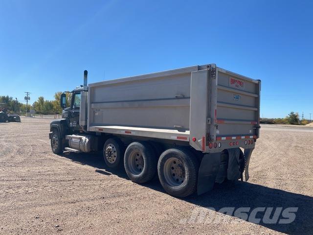 Mack CHN613 Грузовики-Самосвалы