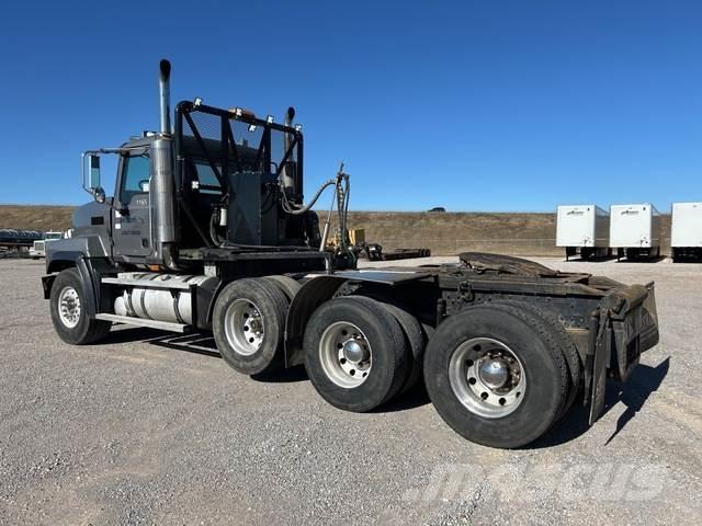 Mack CL713 Седельные тягачи