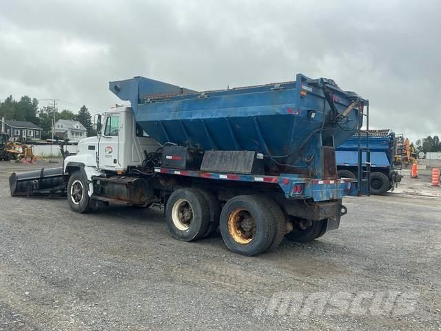 Mack CL713 Снежные отвалы и плуги