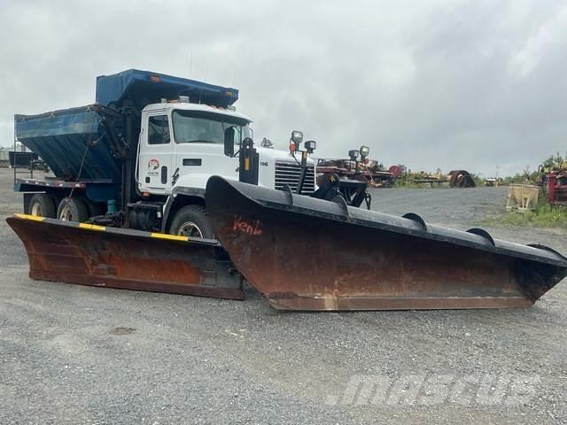 Mack CL713 Снежные отвалы и плуги