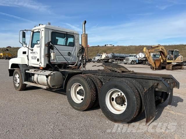 Mack CL733 Седельные тягачи