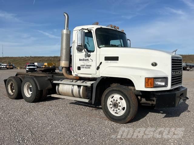 Mack CL733 Седельные тягачи