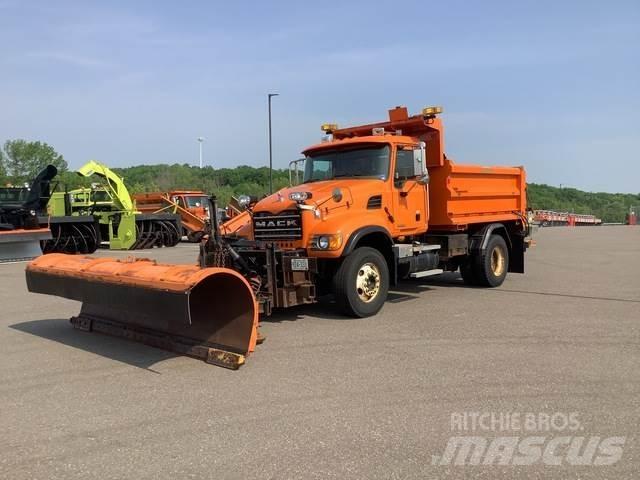 Mack CV700 Снежные отвалы и плуги