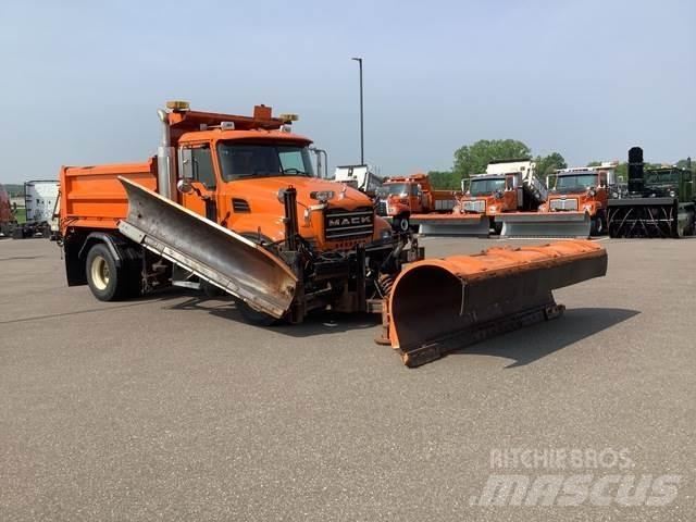 Mack CV700 Снежные отвалы и плуги