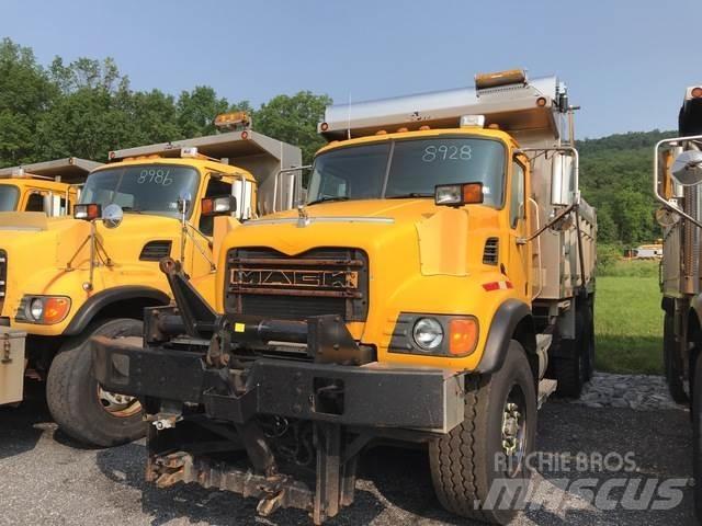 Mack CV700 Снежные отвалы и плуги