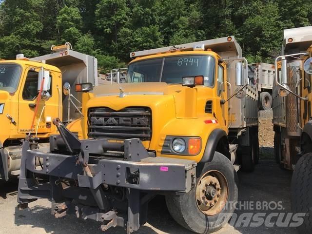 Mack CV700 Снежные отвалы и плуги