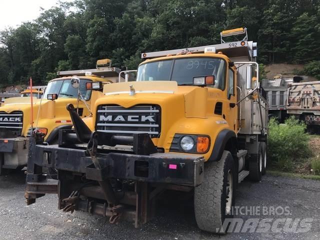 Mack CV700 Снежные отвалы и плуги