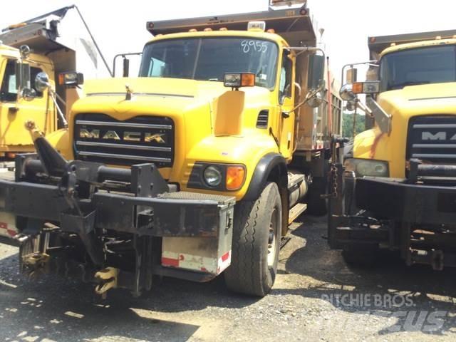 Mack CV700 Снежные отвалы и плуги