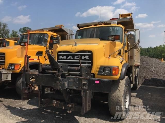 Mack CV700 Снежные отвалы и плуги