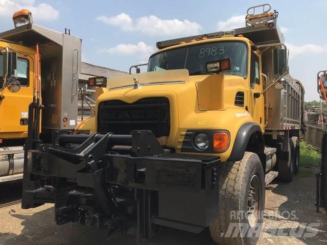 Mack CV700 Снежные отвалы и плуги