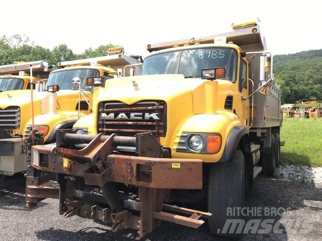 Mack CV700 Снежные отвалы и плуги