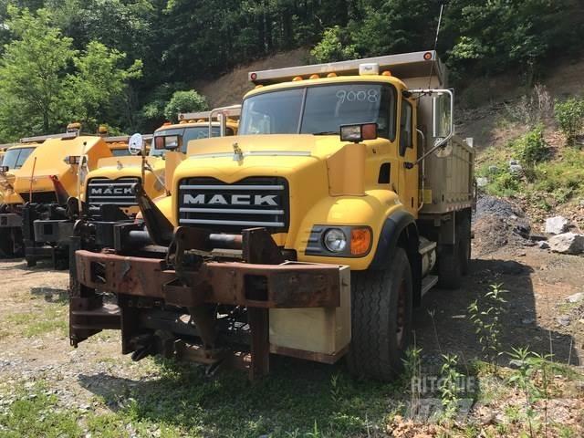 Mack CV700 Снежные отвалы и плуги