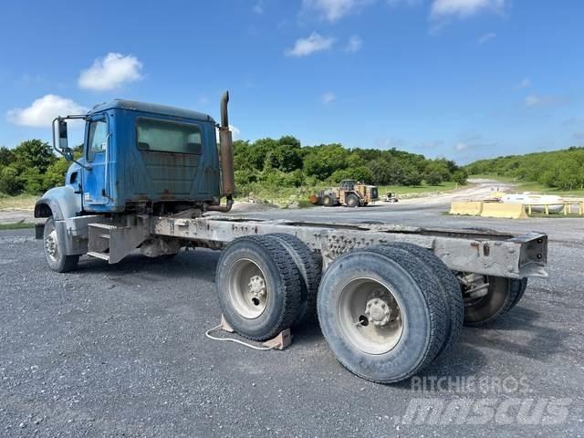 Mack CV713 Кабины