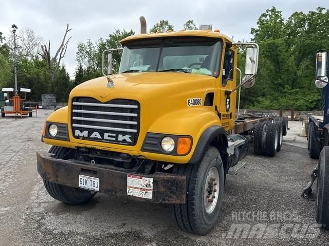 Mack CV713 Кабины