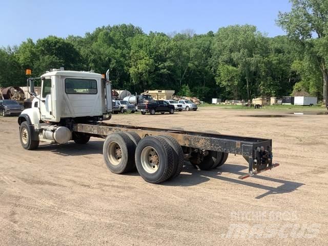 Mack CV713 Кабины