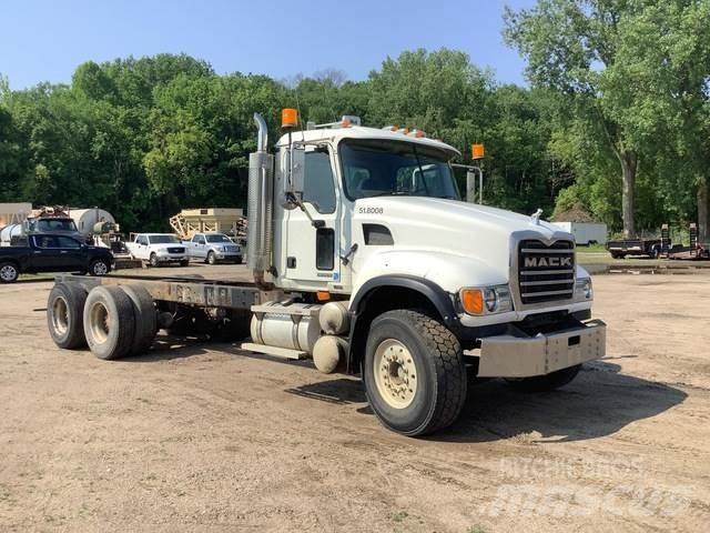 Mack CV713 Кабины