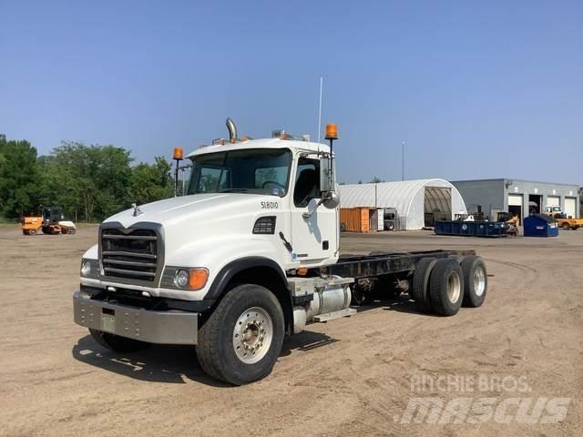 Mack CV713 Кабины