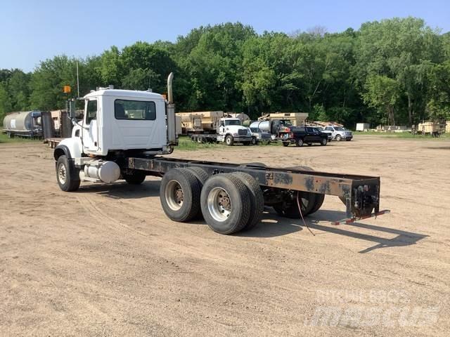 Mack CV713 Кабины