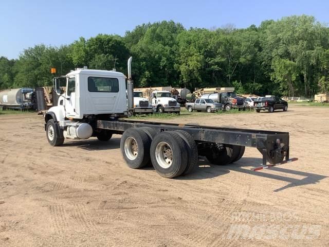 Mack CV713 Кабины