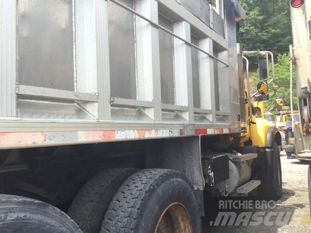 Mack CV713 Пескоразбрасыватели