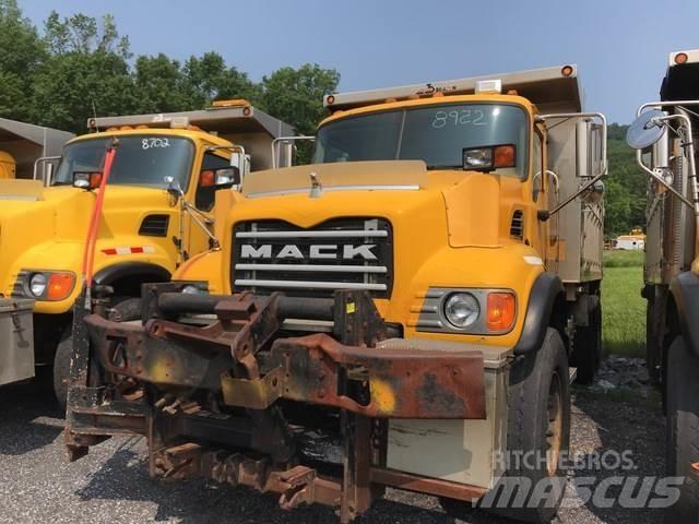 Mack CV713 Пескоразбрасыватели
