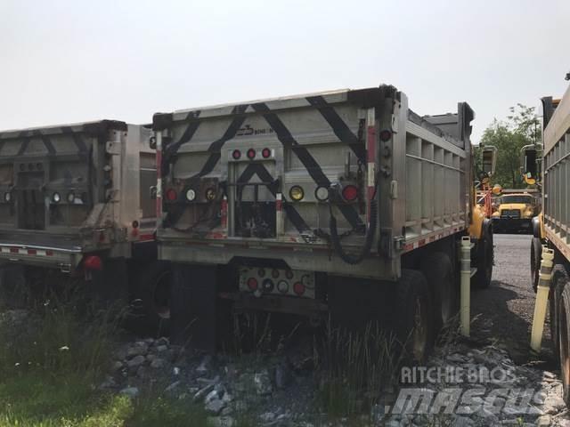 Mack CV713 Пескоразбрасыватели