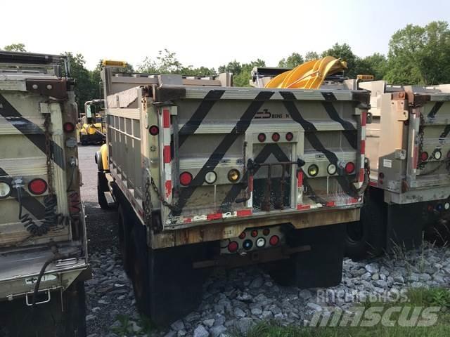 Mack CV713 Пескоразбрасыватели