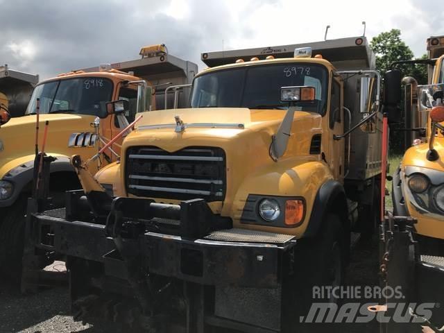 Mack CV713 Снежные отвалы и плуги