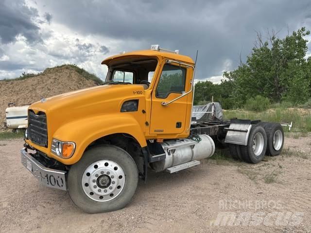 Mack CV713 Седельные тягачи