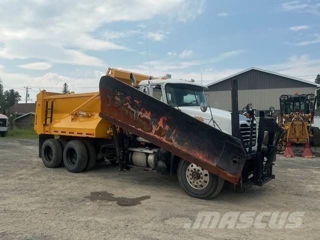 Mack CV713 Снежные отвалы и плуги