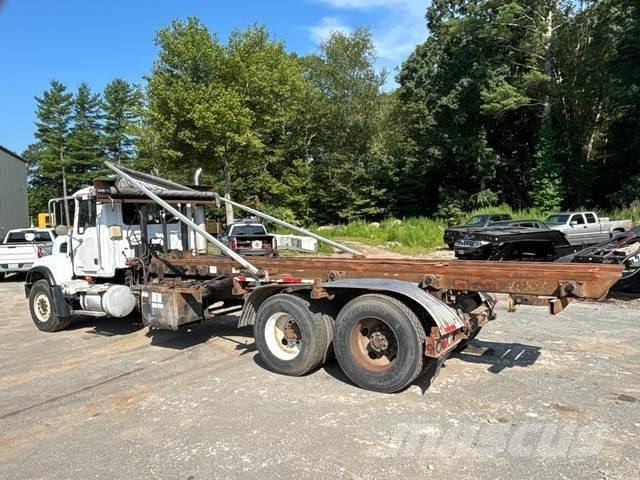 Mack CV713 Скиповые погрузчики