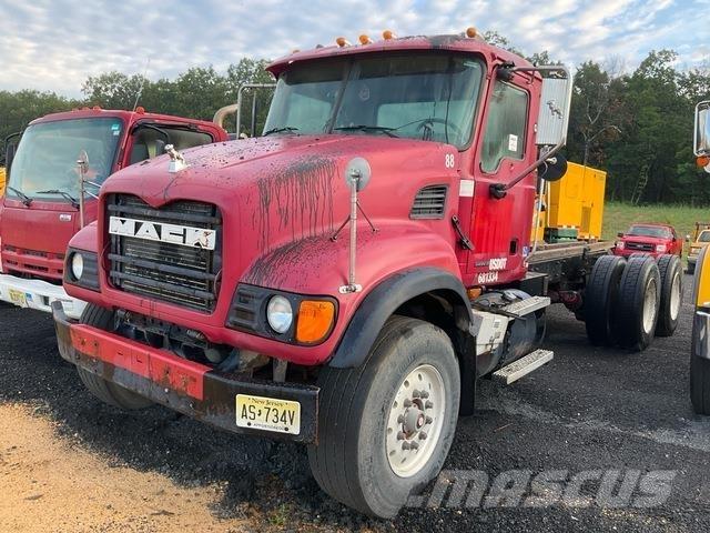 Mack CV713 Кабины