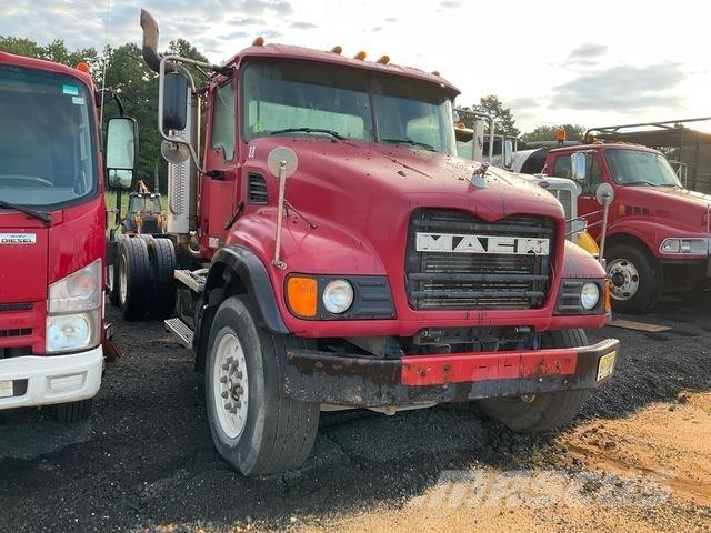 Mack CV713 Кабины