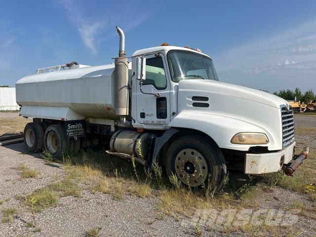Mack CXN612 Поливочные машины