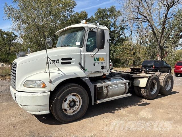 Mack CXN613 Седельные тягачи