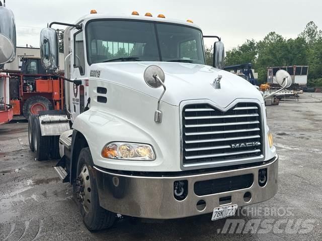 Mack CXU613 Седельные тягачи