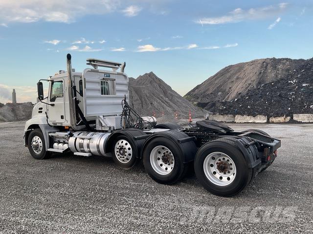 Mack CXU613 Седельные тягачи