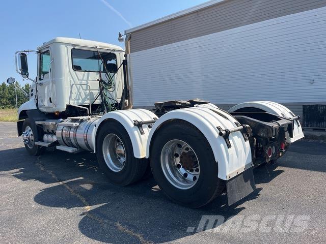 Mack CXU613 Седельные тягачи