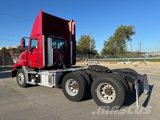 Mack CXU613 Седельные тягачи