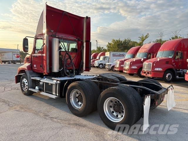 Mack CXU613 Седельные тягачи